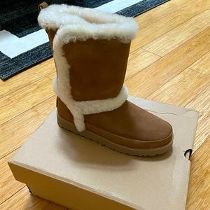 UGG CLASSIC SHORT FLUFF SPILL SEAM